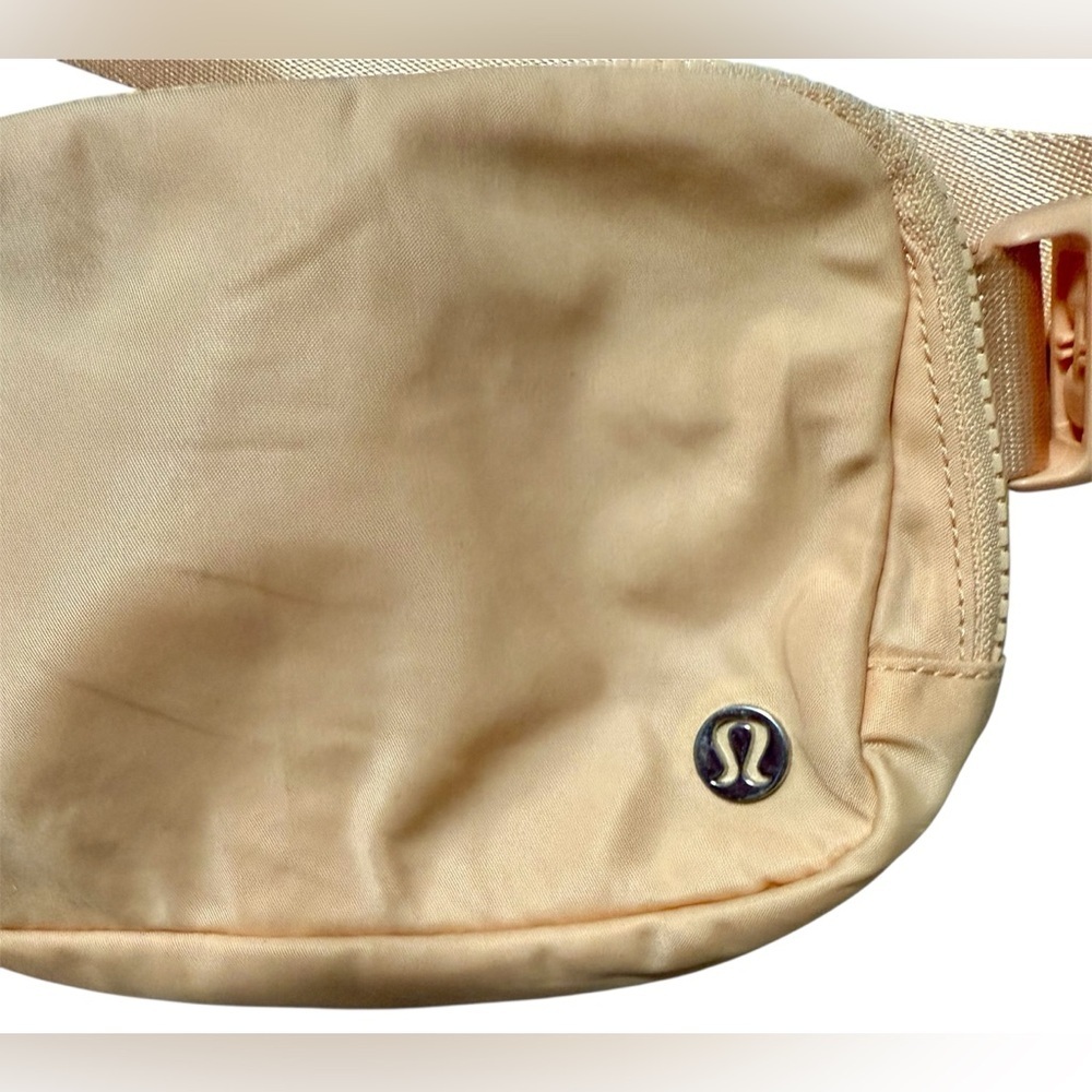 Lululemon Everywhere Belt Bag 1L Unisex OS Peach Tan Good Adjustable Strap - Picture 6 of 6